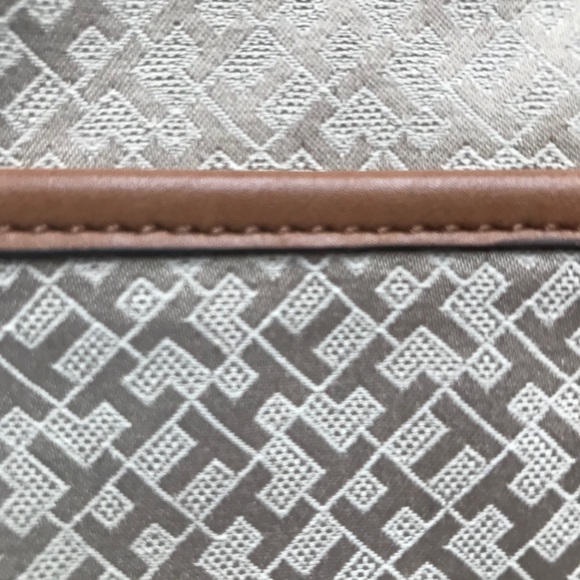 Tommy Hilfiger Beige Crossbody Purse, EUC, 10x11 - Picture 14 of 14